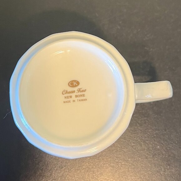 Fluted New Bone China Tea Cup Chinese Coins & Calligraphy  ~ Chuan Kuo ~ Taiwan - Picture 7 of 8